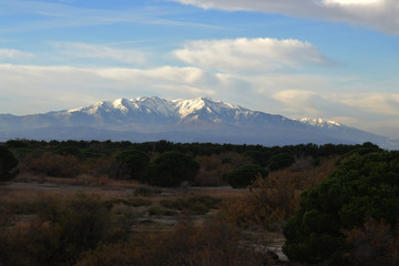 La chaîne des Pyrénées et le mont Canigou, en Catalogne, Pyrénées orientales, sous la neige