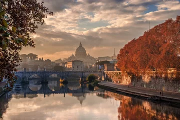 Deurstickers Herfstzonsondergang in Rome met de Sint-Pieterskoepel © crisfotolux