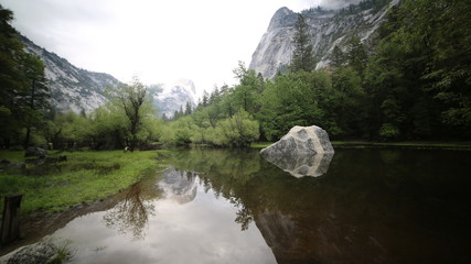 Fototapeta na wymiar Yosemite with fog