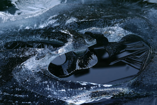 Kunstwerk der Natur - Ein gefrorenes Eisstück auf einem Gewässer 