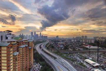 Fototapeta na wymiar Kuala lumper skyline in the evening with dramatic cloud, Malaysia