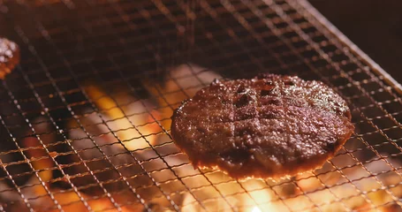 Keuken achterwand Grill / Barbecue Grilled Beef Burger on barbecue metal net  © leungchopan