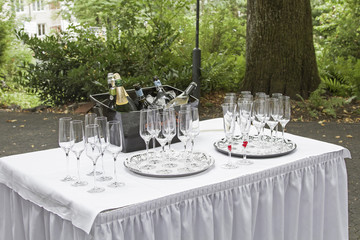 Gläser und Flaschen beim Sektempfang