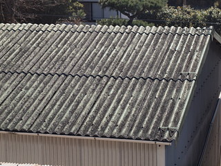 塗装が剥がれた倉庫のスレ-ト屋根