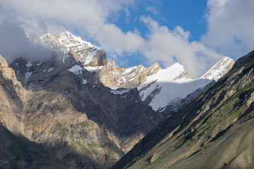 Sneeuwberg in Karakoram-bereik in de zomer, K2 trek, Pakistan