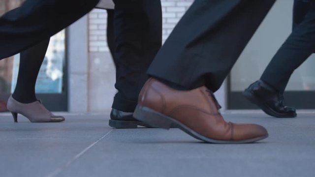 スローモーション - 歩道 通勤する人々 東京駅 丸の内 冬 足元