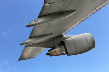 Flugzeugfl&uuml;gel (Tragfl&auml;che) von unten fotografiert
