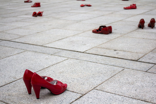 CAGLIARI, ITALIA - NOVEMBRE 25, 2017:  Zapatos rojos di Elina Chauvet presso Piazza Garibaldi - Sardegna 