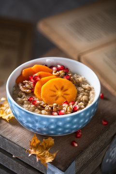 Délicieux petit déjeuner de porridge au fruit et noix 