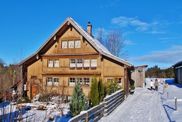 Fototapeta na wymiar Appenzeller Haus im Winter