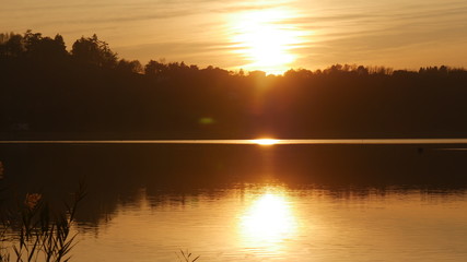 Alba incantevole sulle acque del lago