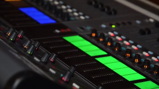 dj mentra lavora con il mixer e con il giradischi