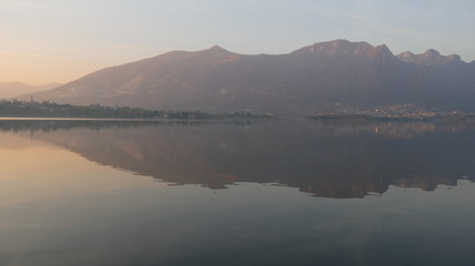 Colori del tramonto sul lago