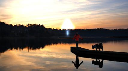 Naklejka na ściany i meble Visione mistica del tramonto sul lago