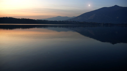Fototapeta na wymiar Luce del crepuscolo sul lago di Annone
