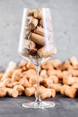 Wein und Champagner Korken auf dunkelem Hintergrund (Wein Konzept)
