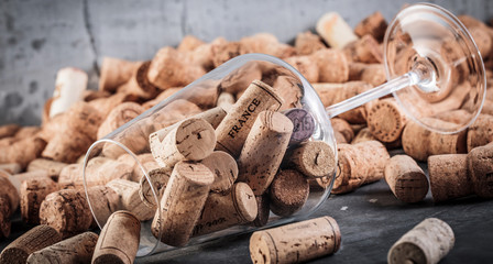 Wein und Champagner Korken auf dunkelem Hintergrund (Wein Konzept)