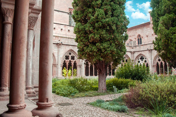 Poblet. Cour intérieure du cloître de l'abbaye Santa Maria . Catalogne, Espagne 
