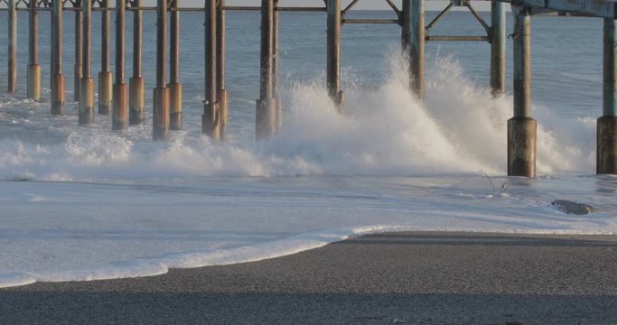 Oceano e mare mosso in tempesta con onde impetuose che si infrangono sulla spiaggia.
