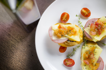 bruschetta com tomates encima de uma mesa de madeira rustica.