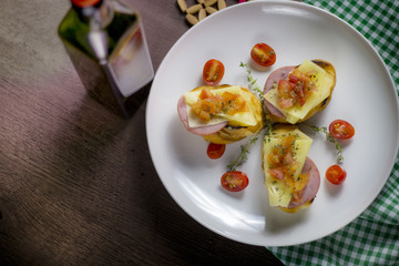 bruschetta com tomates encima de uma mesa de madeira rustica.