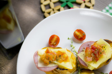 bruschetta com tomates encima de uma mesa de madeira rustica.