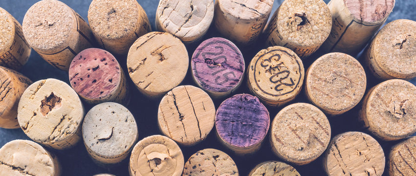 Wein und Champagner Korken auf dunkelem Hintergrund (Wein Konzept)