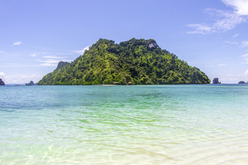 Naklejka premium Mountain and sea view with three boats of tourist in front of the mountain and clear sky in Krabi, Thailand