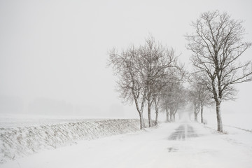 Fototapeta na wymiar winterliche Straßen im Harz Schneeglätte