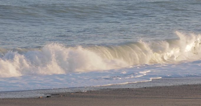 Oceano e mare mosso in tempesta con onde impetuose che si infrangono sulla spiaggia.