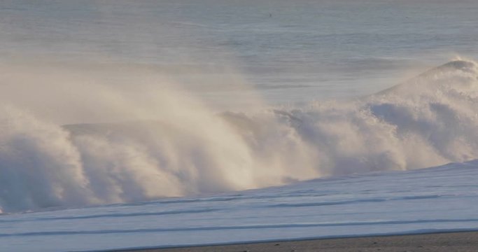 Oceano e mare mosso in tempesta con onde impetuose che si infrangono sulla spiaggia.