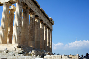Obraz premium Greece.Tourists at the giant ruins of the ancient world.