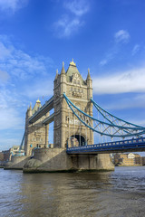 Fototapeta na wymiar turístico puente de las dos torres de Londres