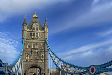 Fototapeta na wymiar turístico puente de las dos torres de Londres