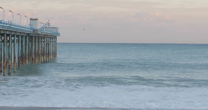 Oceano e mare mosso in tempesta con onde impetuose che si infrangono sulla spiaggia.