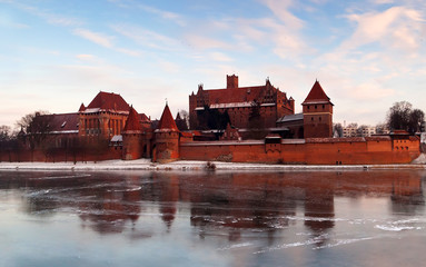 Obraz premium Malbork castle in Poland with reflection in Nogat river