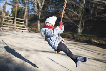 冬の公園で遊ぶ女の子