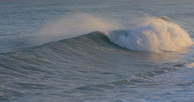 Oceano e mare mosso in tempesta con onde impetuose che si infrangono sulla spiaggia.