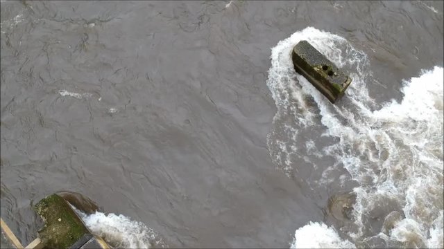 Une rivi&egrave;re en crue durant l'hivers