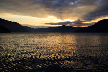 Fototapeta premium tramonto sul lago di Como - Torno