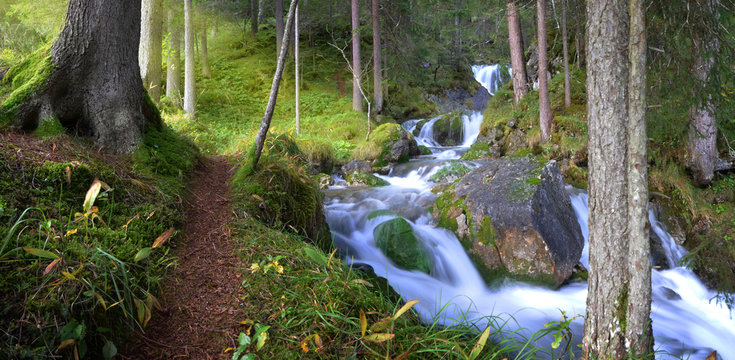 Mysteri&ouml;ser Bach in den Alpen.