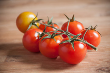 tomates cerise sur planche à découper en bambou