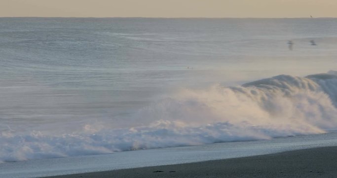 Oceano e mare mosso in tempesta con onde impetuose che si infrangono sulla spiaggia.