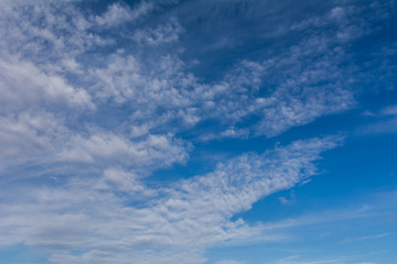 Naklejka na ściany i meble Himmel mit Wolkengebilde bei schönem Wetter