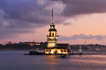 Fototapeta premium Maiden's Tower in istanbul, Turkey (KIZ KULESI - USKUDAR)