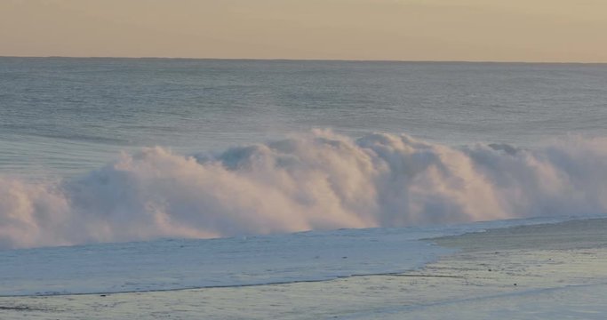 Oceano e mare mosso in tempesta con onde impetuose che si infrangono sulla spiaggia.