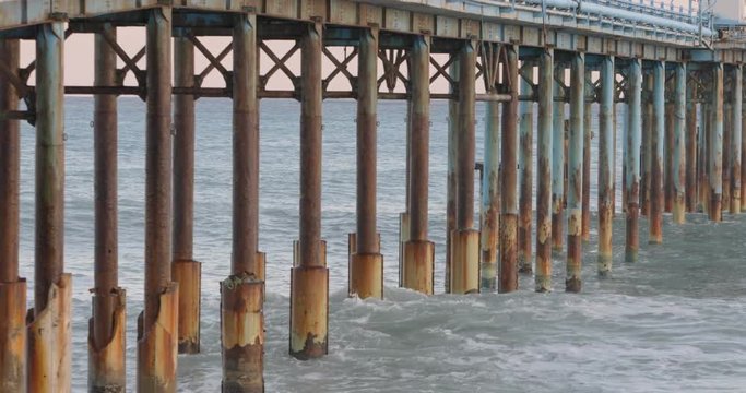 Oceano e mare mosso in tempesta con onde impetuose che si infrangono sulla spiaggia.