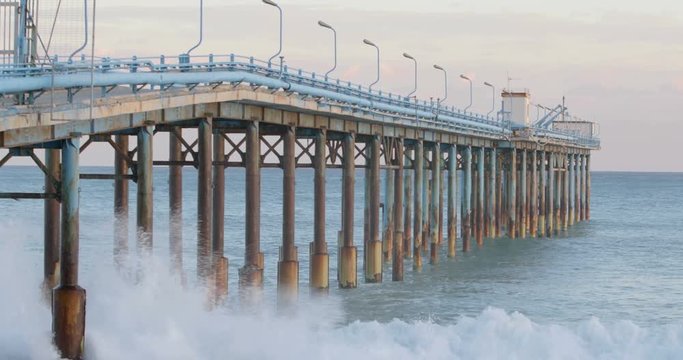 Oceano e mare mosso in tempesta con onde impetuose che si infrangono sulla spiaggia.