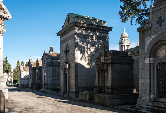 Gr&auml;ber und Gruften auf dem Friedhof in Mailand
