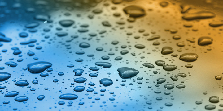 Wassertropfen auf Lack
